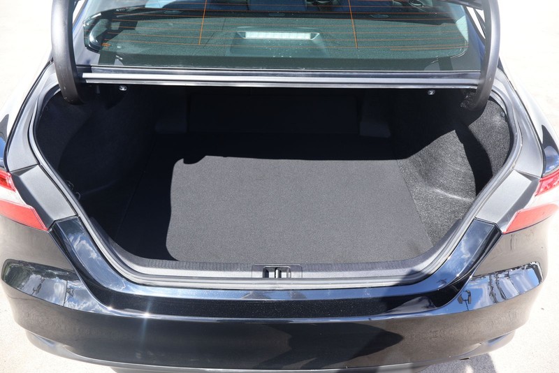 Toyota Camry Vehicle Full-screen Gallery Image 08