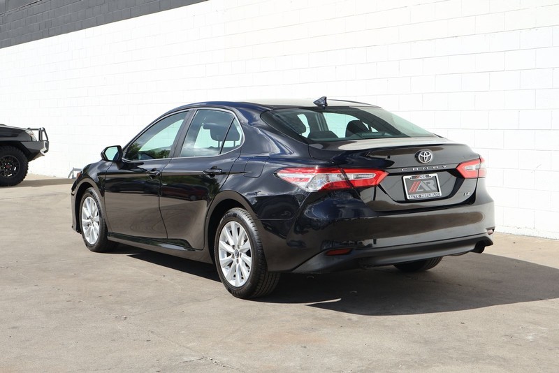 Toyota Camry Vehicle Full-screen Gallery Image 09