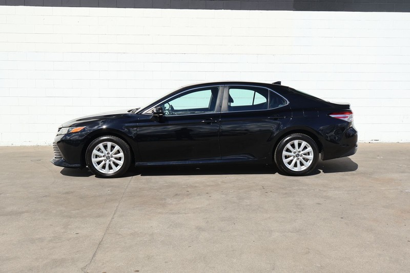 Toyota Camry Vehicle Full-screen Gallery Image 10