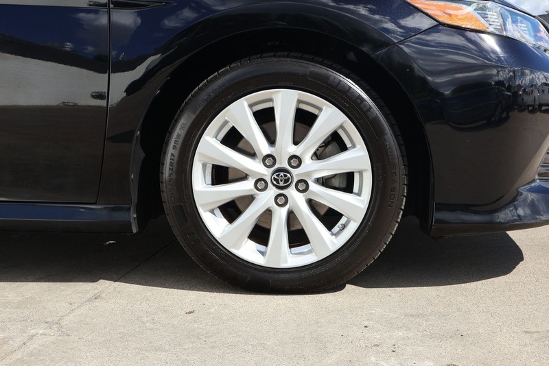 Toyota Camry Vehicle Full-screen Gallery Image 13