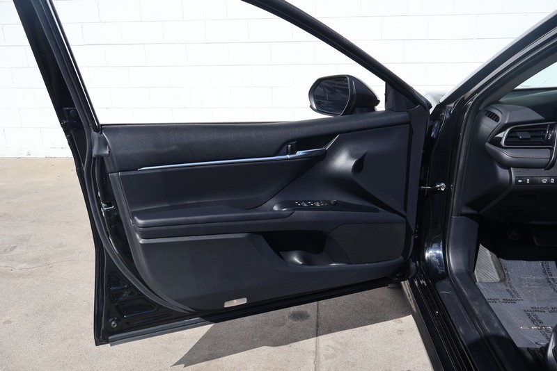 Toyota Camry Vehicle Full-screen Gallery Image 14