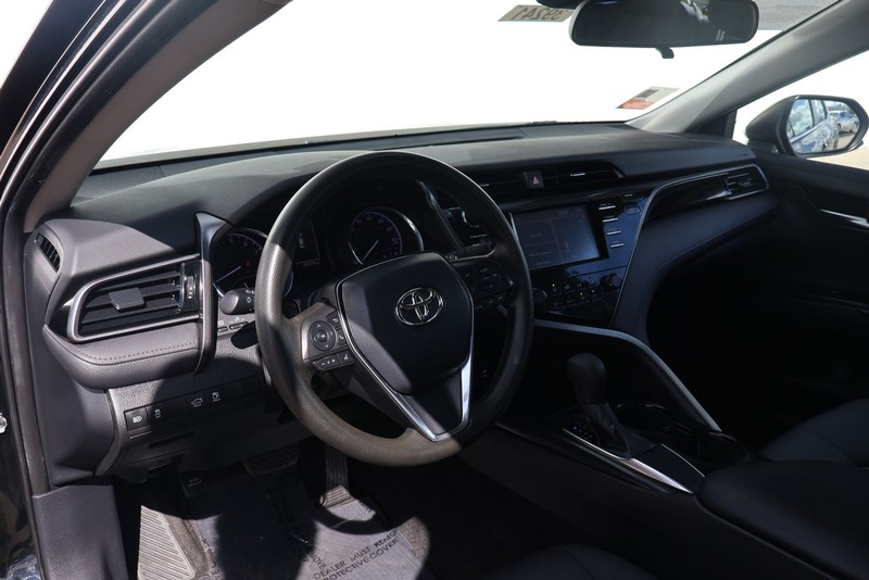 Toyota Camry Vehicle Full-screen Gallery Image 15