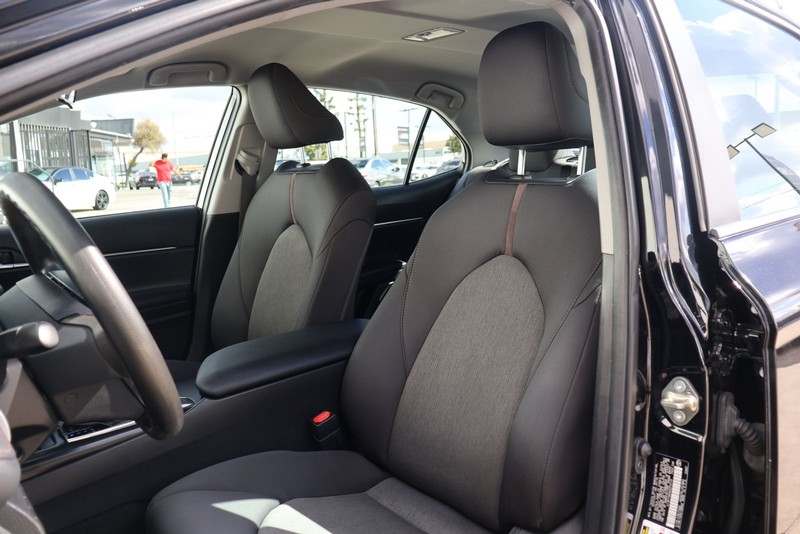 Toyota Camry Vehicle Full-screen Gallery Image 16