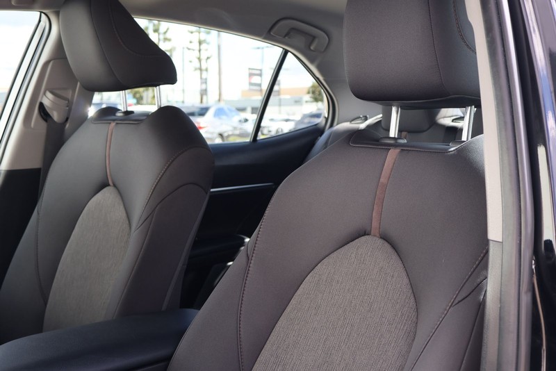 Toyota Camry Vehicle Full-screen Gallery Image 17