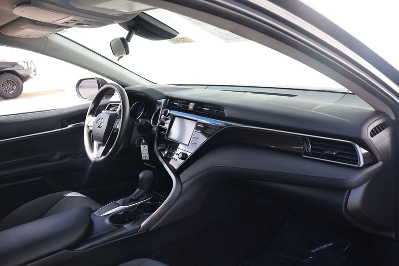 Toyota Camry Vehicle Full-screen Gallery Image 18