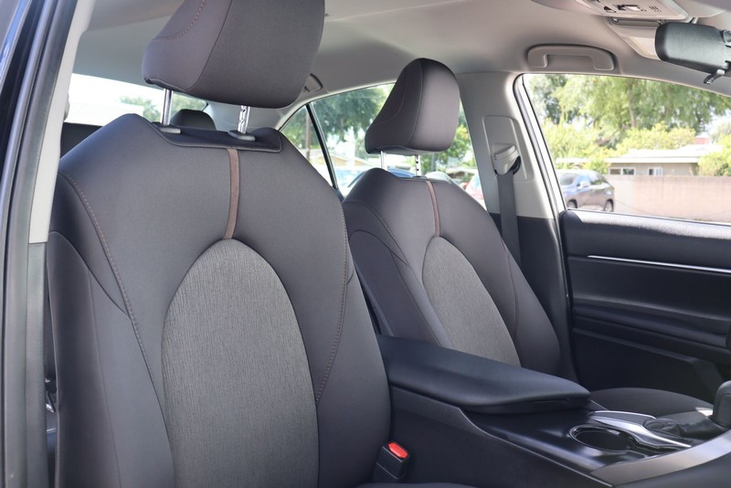 Toyota Camry Vehicle Full-screen Gallery Image 19