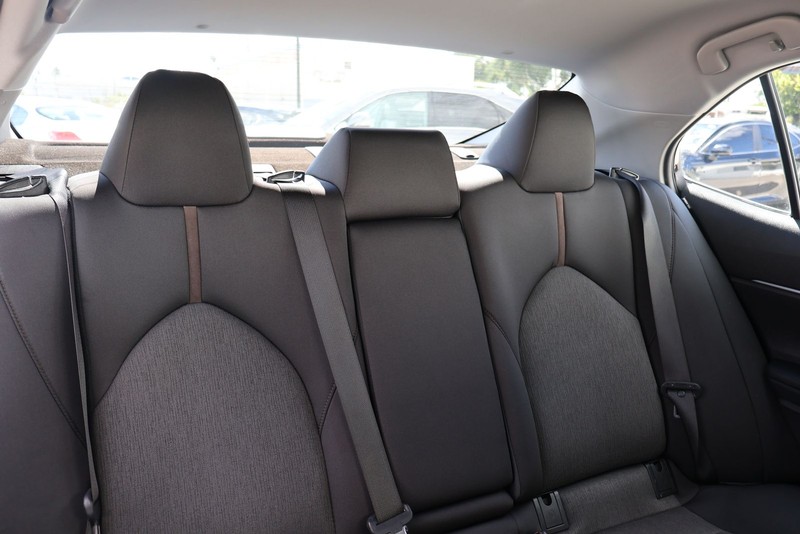 Toyota Camry Vehicle Full-screen Gallery Image 20