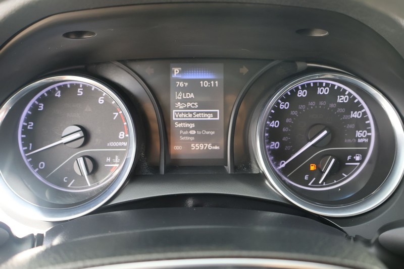 Toyota Camry Vehicle Full-screen Gallery Image 22