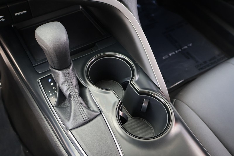 Toyota Camry Vehicle Full-screen Gallery Image 29