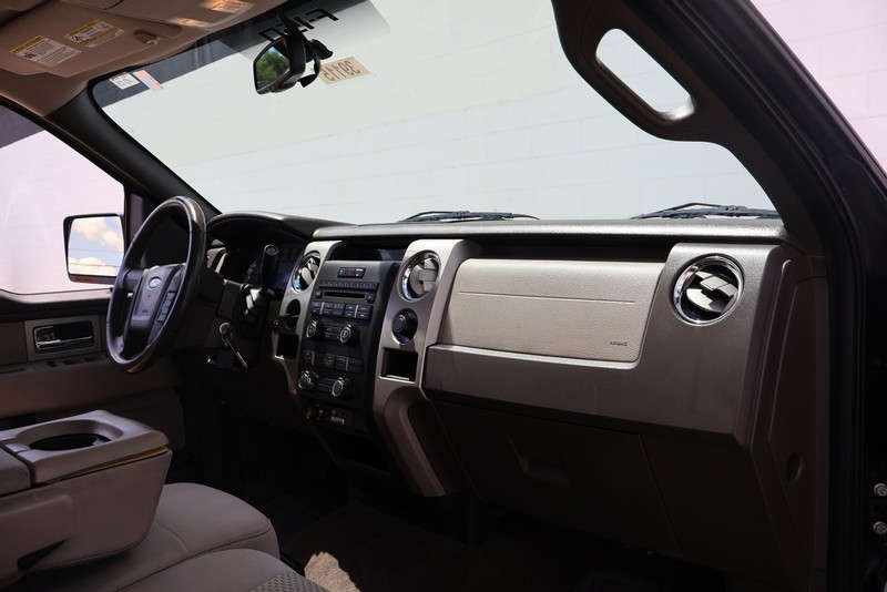 Ford F-150 Vehicle Full-screen Gallery Image 18