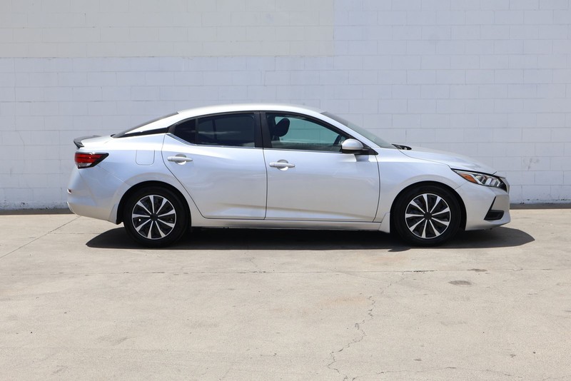 Nissan Sentra Vehicle Full-screen Gallery Image 04