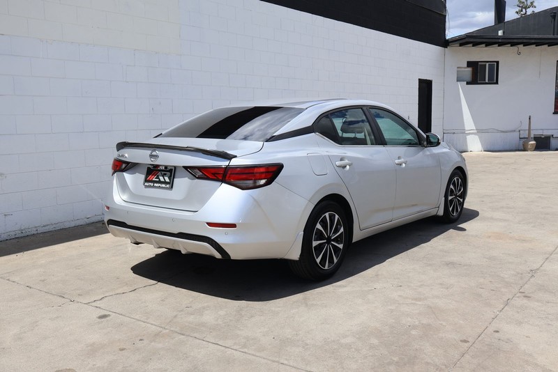 Nissan Sentra Vehicle Full-screen Gallery Image 05