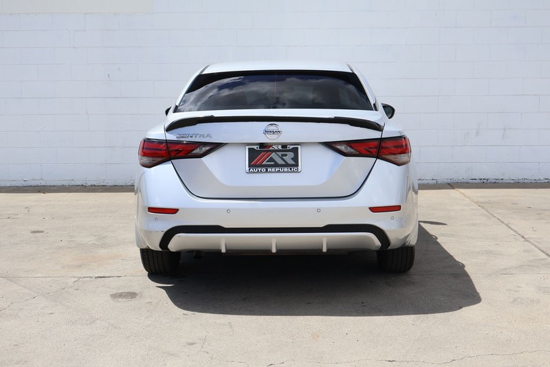 Nissan Sentra Vehicle Full-screen Gallery Image 06