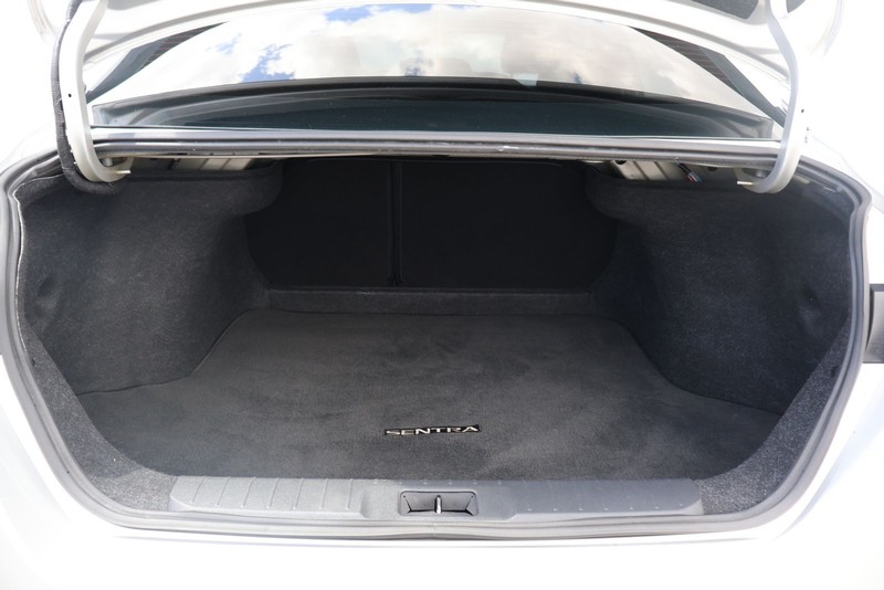 Nissan Sentra Vehicle Full-screen Gallery Image 08