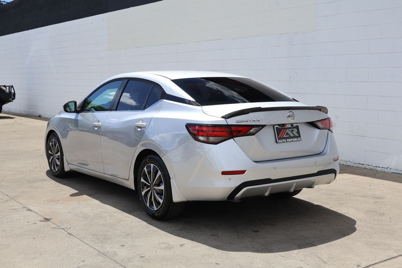 Nissan Sentra Vehicle Full-screen Gallery Image 09