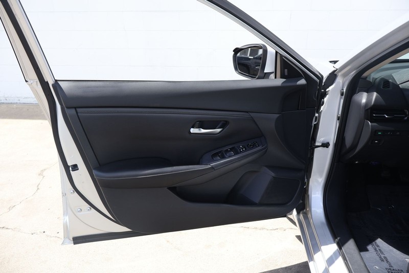 Nissan Sentra Vehicle Full-screen Gallery Image 14