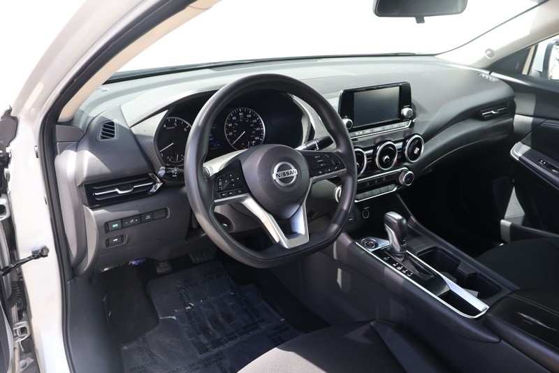 Nissan Sentra Vehicle Full-screen Gallery Image 16