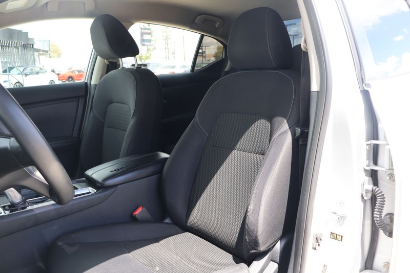 Nissan Sentra Vehicle Full-screen Gallery Image 17