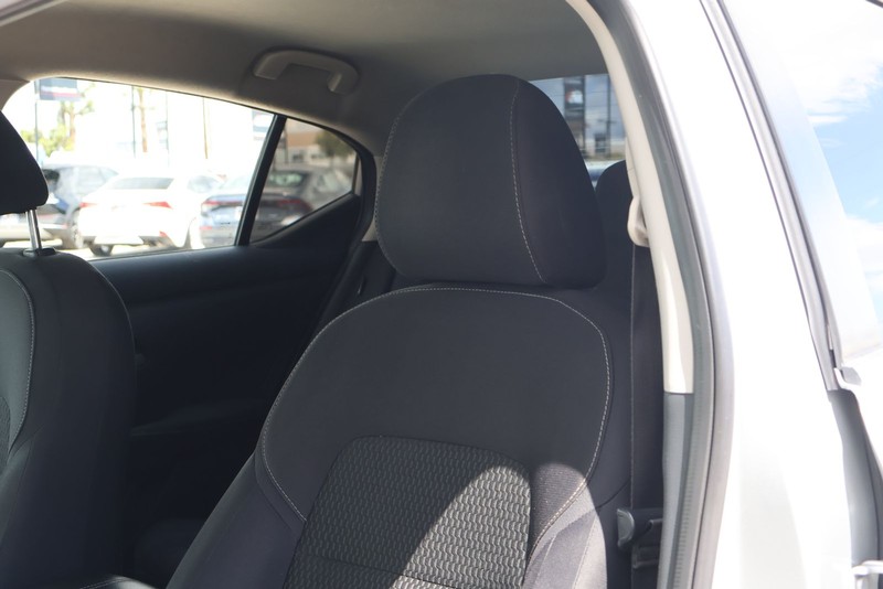 Nissan Sentra Vehicle Full-screen Gallery Image 18