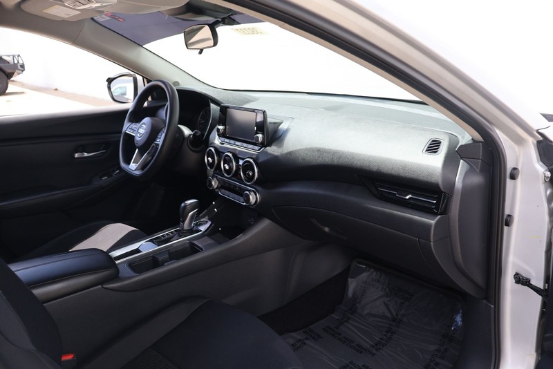 Nissan Sentra Vehicle Full-screen Gallery Image 19