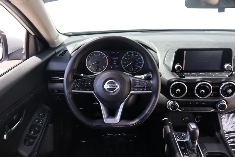 Nissan Sentra Vehicle Full-screen Gallery Image 24
