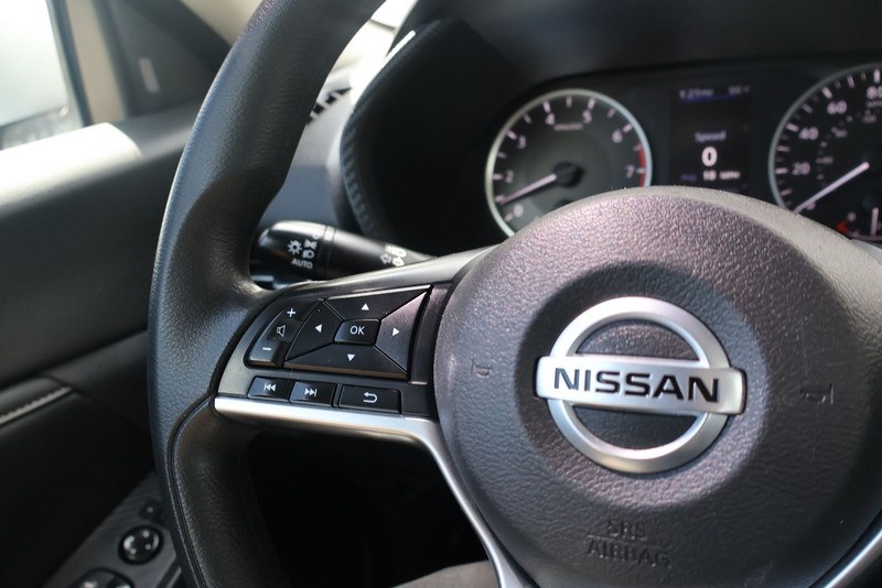 Nissan Sentra Vehicle Full-screen Gallery Image 25