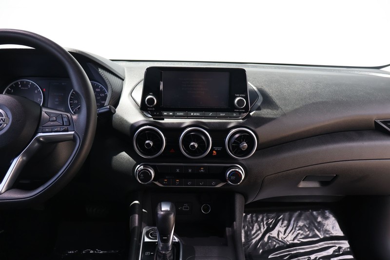 Nissan Sentra Vehicle Full-screen Gallery Image 27