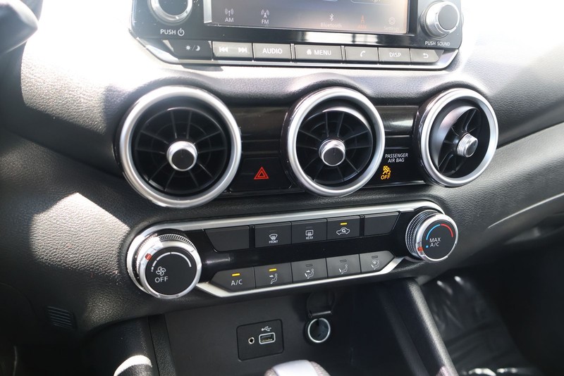 Nissan Sentra Vehicle Full-screen Gallery Image 30