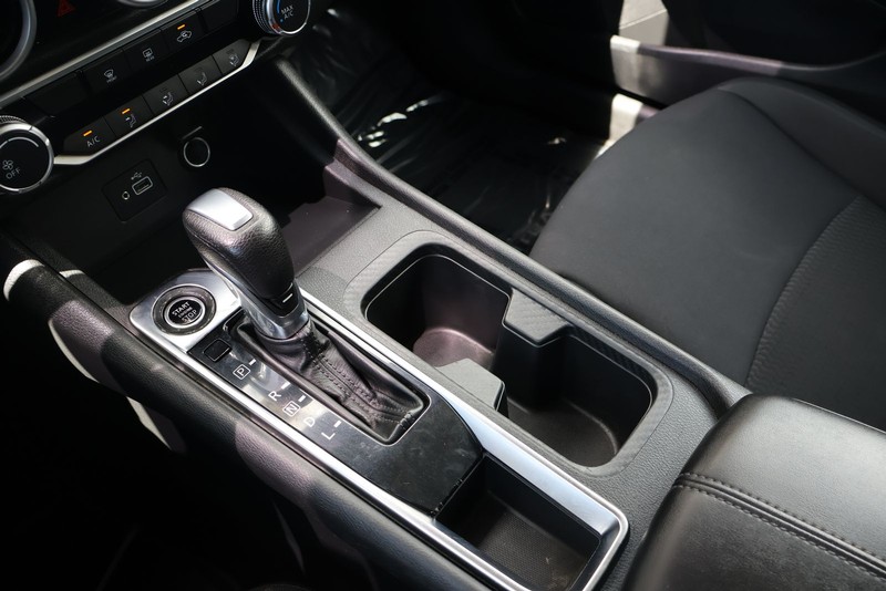 Nissan Sentra Vehicle Full-screen Gallery Image 31