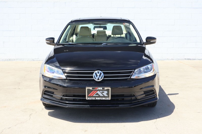 Volkswagen Jetta Sedan Vehicle Full-screen Gallery Image 02