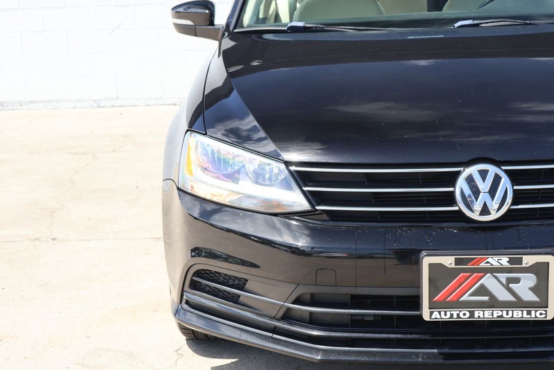 Volkswagen Jetta Sedan Vehicle Full-screen Gallery Image 03