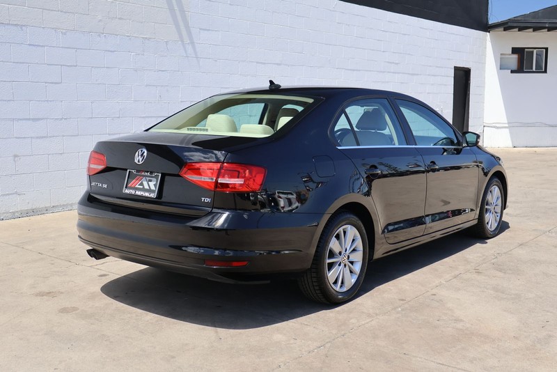 Volkswagen Jetta Sedan Vehicle Full-screen Gallery Image 05