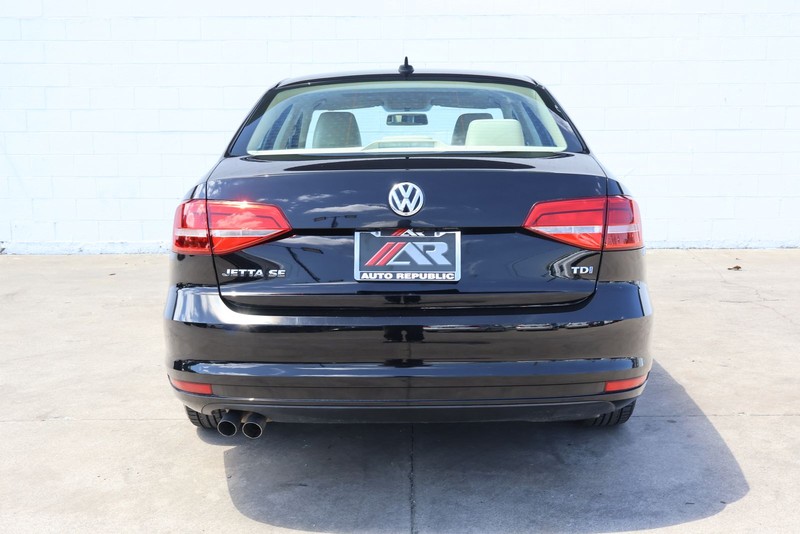 Volkswagen Jetta Sedan Vehicle Full-screen Gallery Image 06