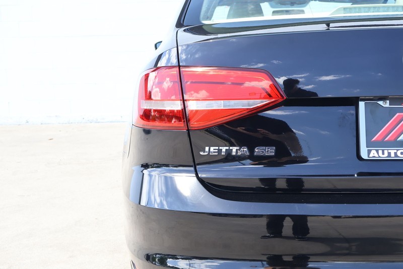 Volkswagen Jetta Sedan Vehicle Full-screen Gallery Image 07