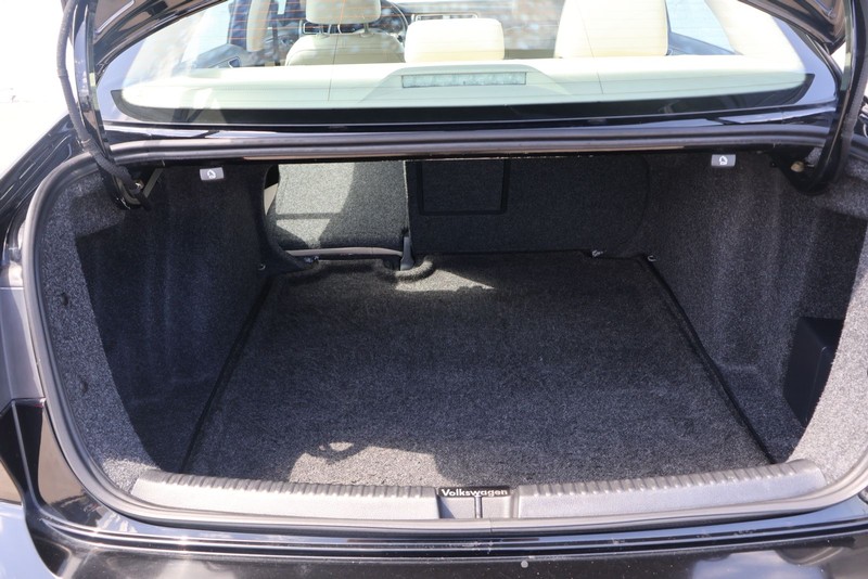 Volkswagen Jetta Sedan Vehicle Full-screen Gallery Image 08