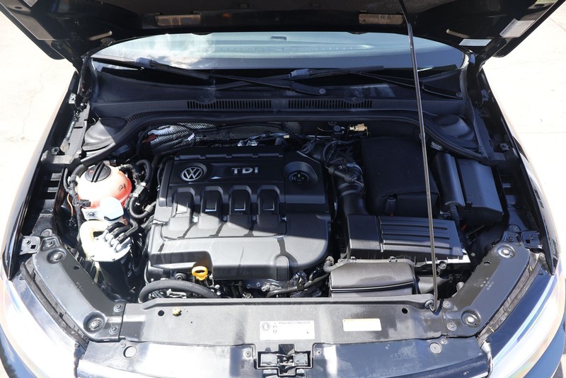 Volkswagen Jetta Sedan Vehicle Full-screen Gallery Image 12