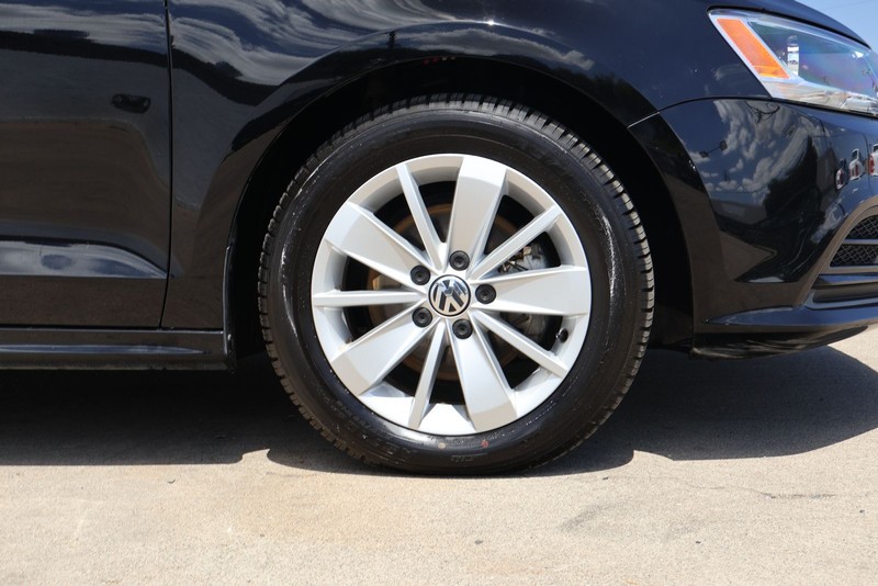 Volkswagen Jetta Sedan Vehicle Full-screen Gallery Image 13