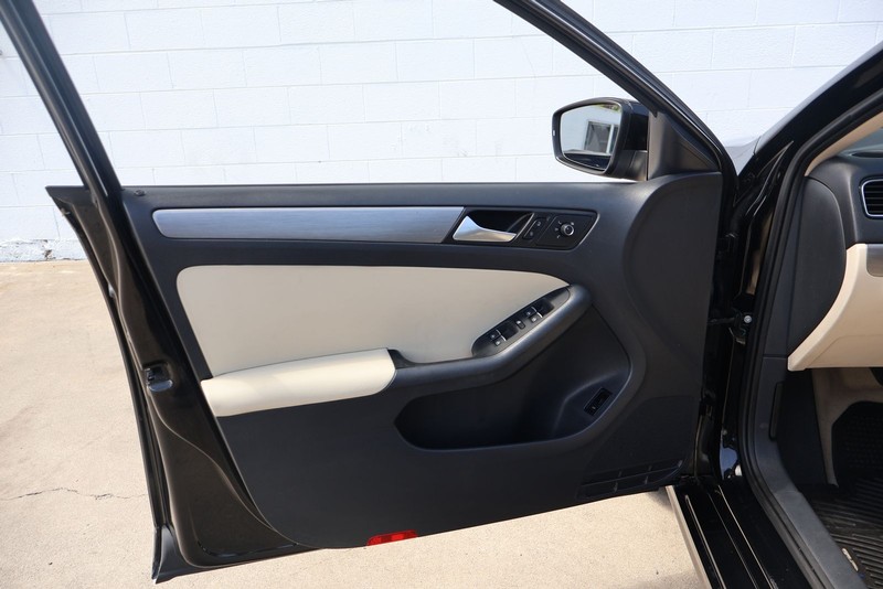 Volkswagen Jetta Sedan Vehicle Full-screen Gallery Image 14