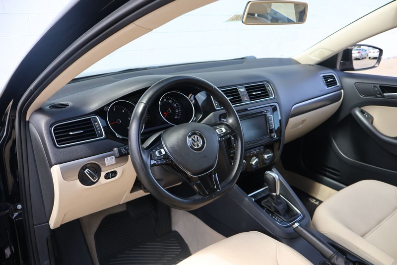 Volkswagen Jetta Sedan Vehicle Full-screen Gallery Image 15