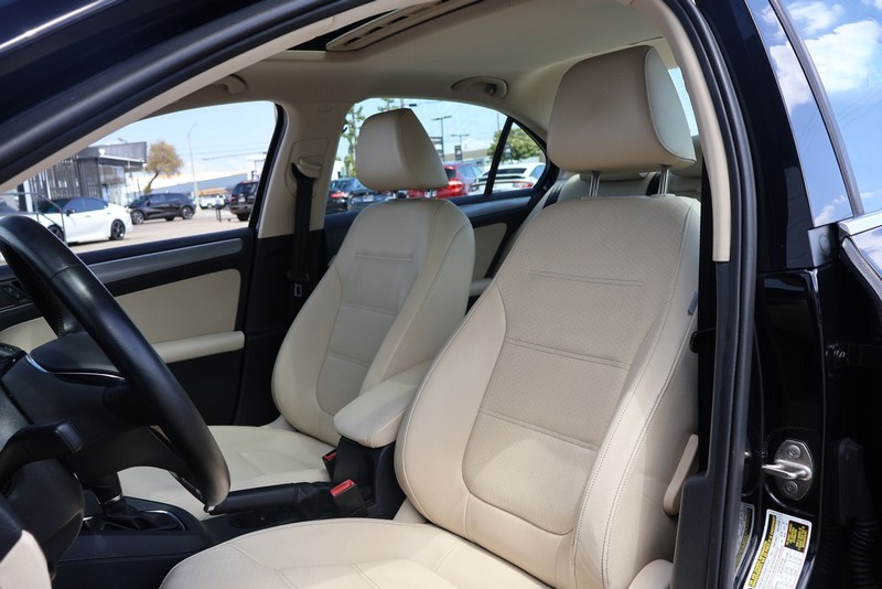 Volkswagen Jetta Sedan Vehicle Full-screen Gallery Image 16