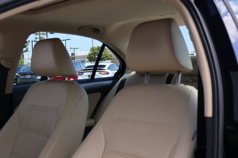 Volkswagen Jetta Sedan Vehicle Full-screen Gallery Image 17