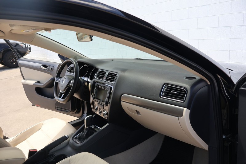 Volkswagen Jetta Sedan Vehicle Full-screen Gallery Image 18