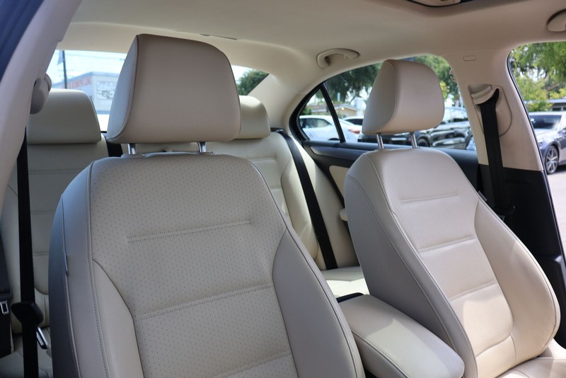 Volkswagen Jetta Sedan Vehicle Full-screen Gallery Image 19