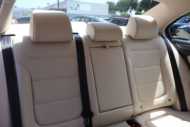 Volkswagen Jetta Sedan Vehicle Full-screen Gallery Image 20