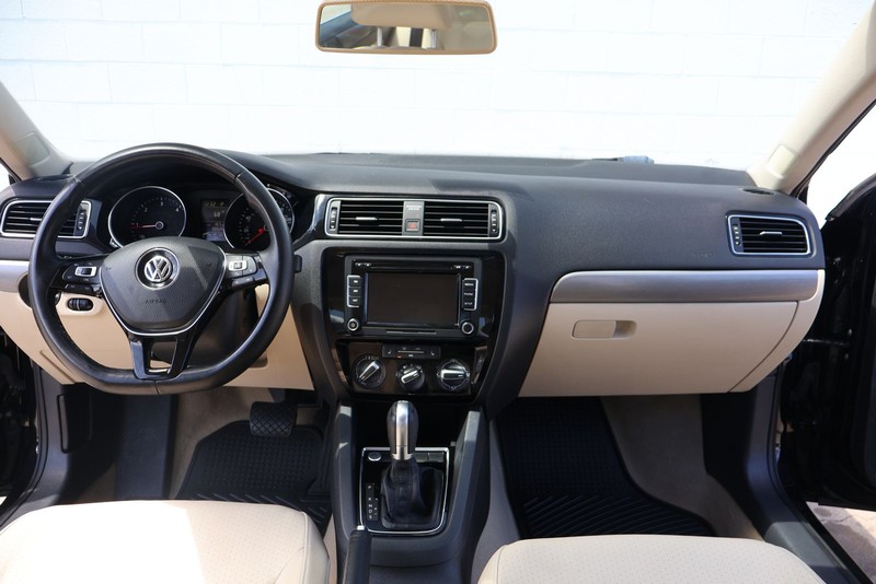 Volkswagen Jetta Sedan Vehicle Full-screen Gallery Image 21