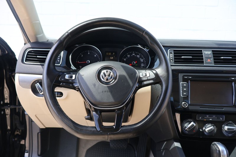 Volkswagen Jetta Sedan Vehicle Full-screen Gallery Image 23