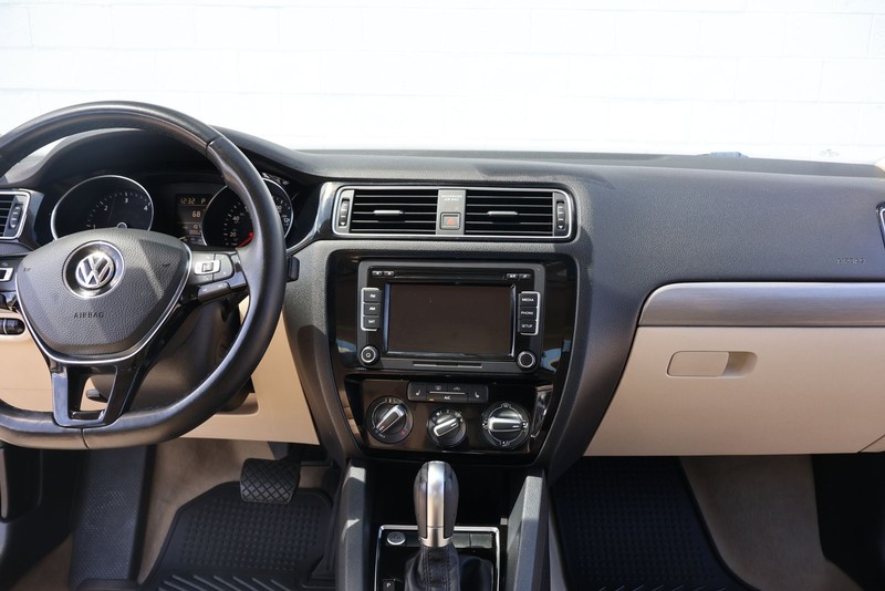 Volkswagen Jetta Sedan Vehicle Full-screen Gallery Image 24