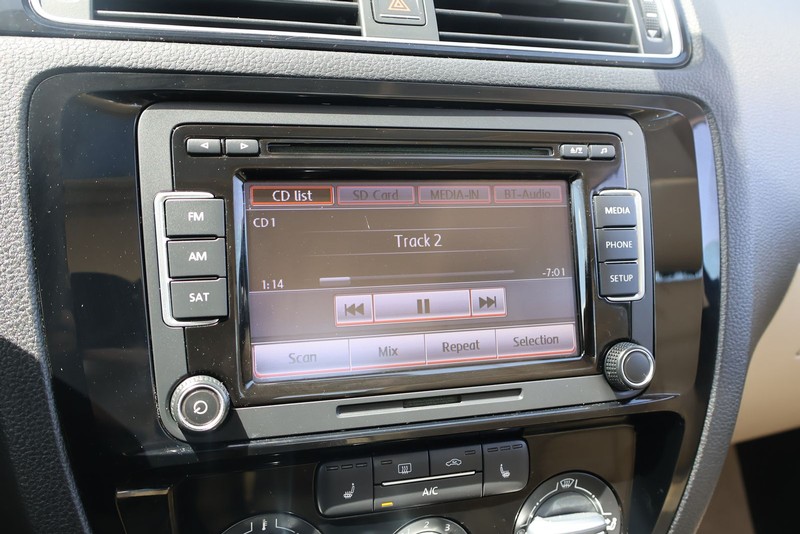 Volkswagen Jetta Sedan Vehicle Full-screen Gallery Image 25