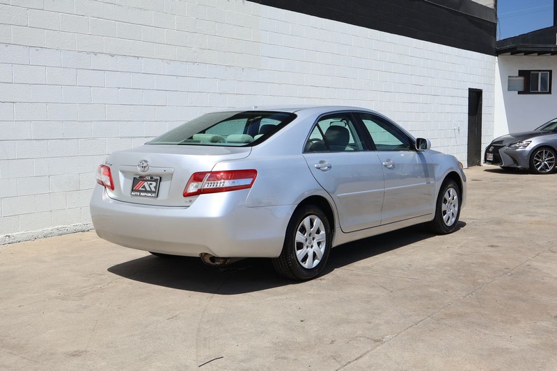 Toyota Camry Vehicle Full-screen Gallery Image 05