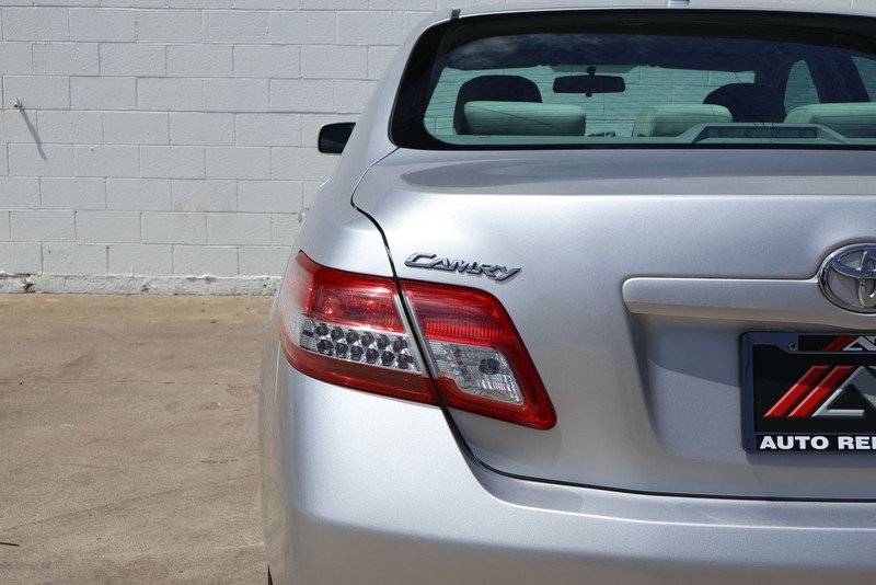 Toyota Camry Vehicle Full-screen Gallery Image 07